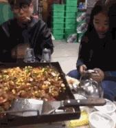 挠女友脚心,你身边发生过毁三观的故事吗