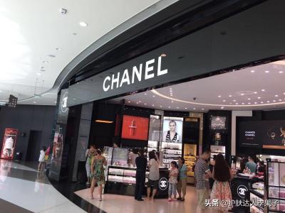 奢侈品免税店,想让她在免税店