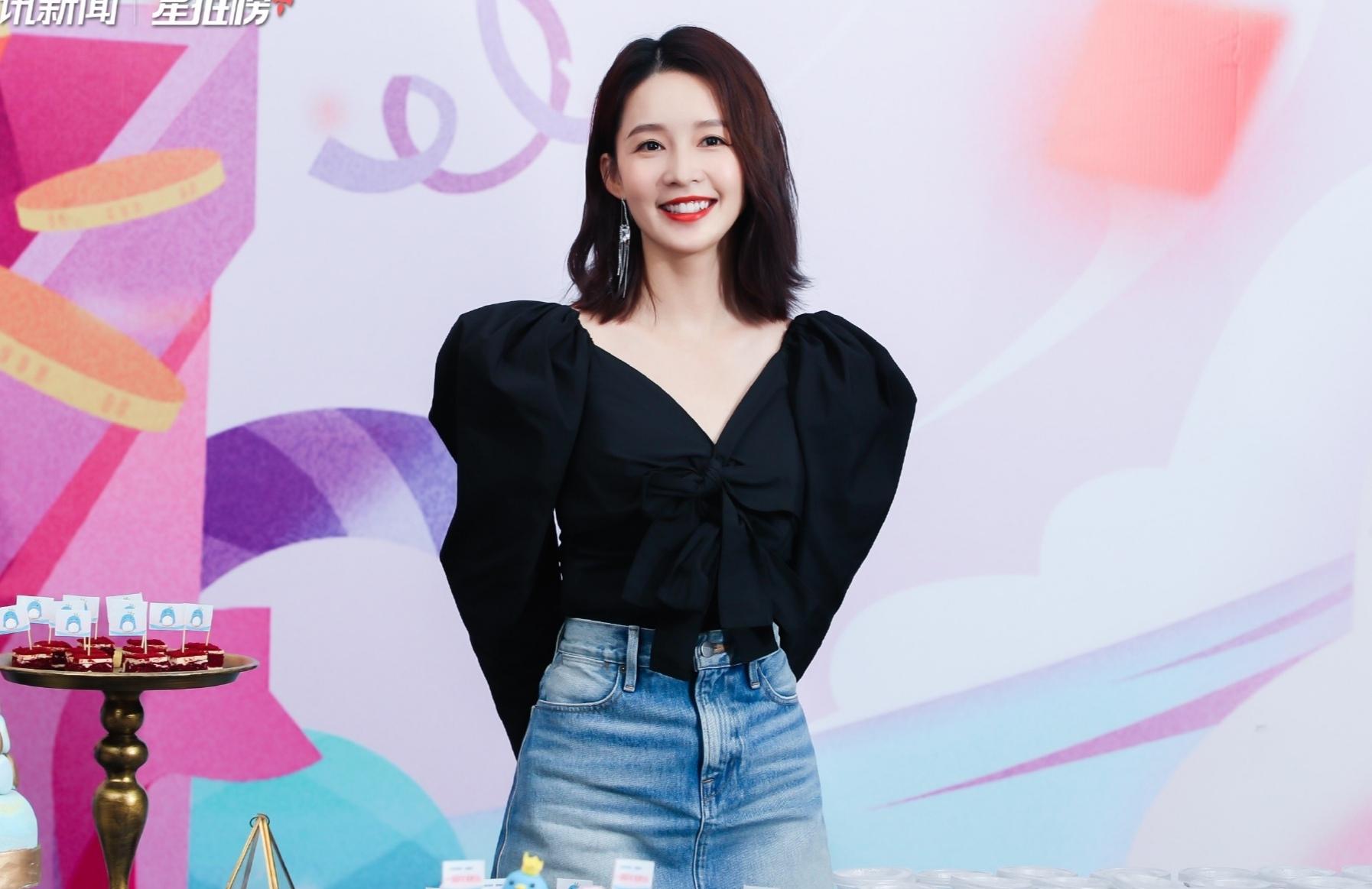 女生穿牛仔裙男生应该穿什么衣服,牛仔裙配什么颜色的上衣好看啊